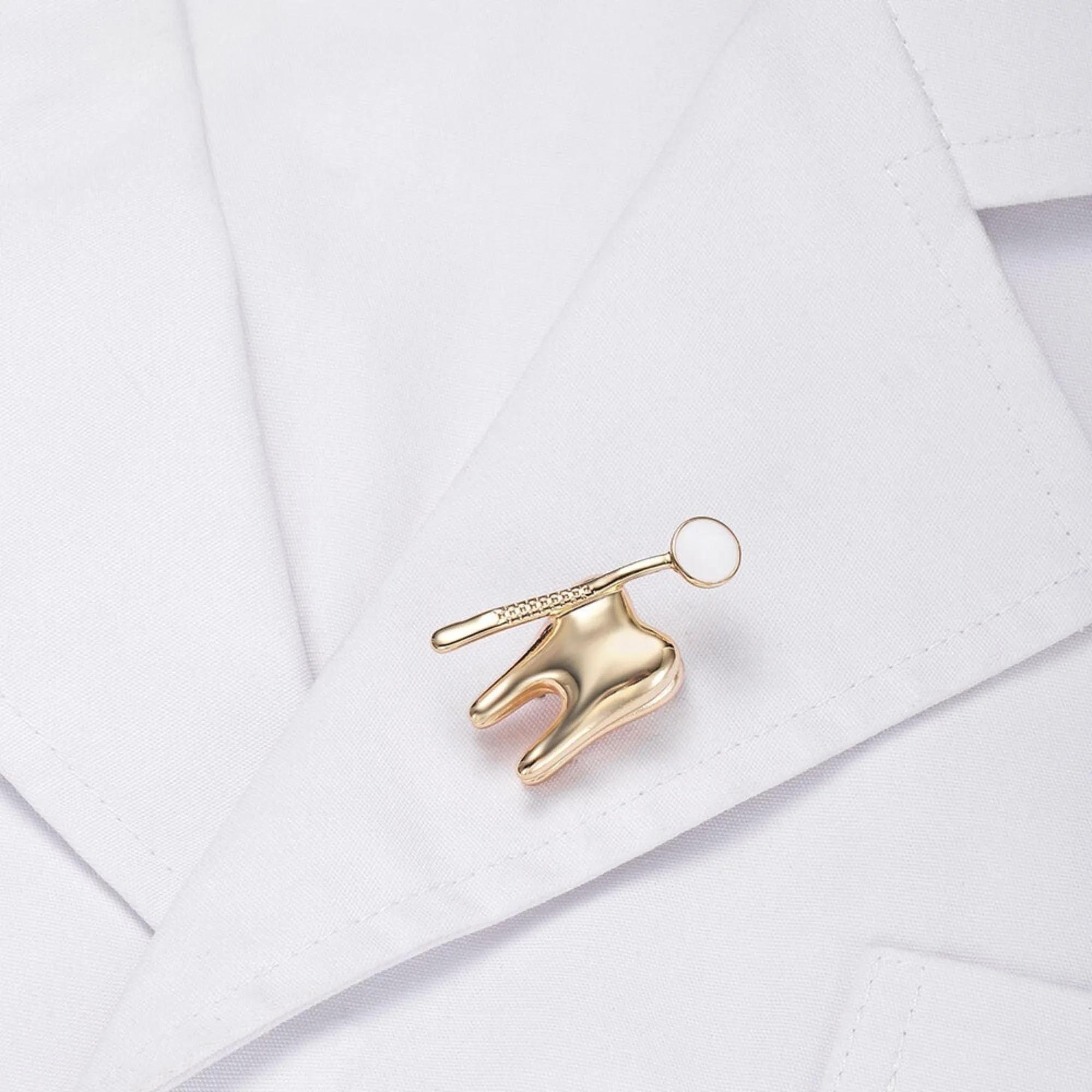 Dentist enamel pins Medical Cute Tooth Shape Brooch Zinc Alloy Gold Color Pin Dentist Nurse Enamel Badge Women Gift