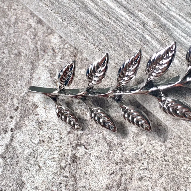 SET OF 2 SILVER LEAF COLLAR PINS / BROOCH PINS